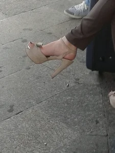 Candid girls in public showing nice legs and feet