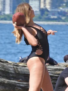 Swimsuit blondie with nice ass playing with a ball at the beach [090]