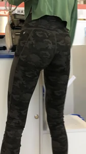 Slim gal in camp leggings