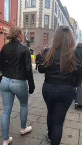Candid babe with a nice ass in tight jeans