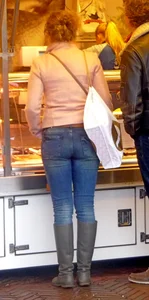 Milf in tight jeans and boots creepshot