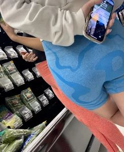 2 fit girls shopping