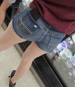Nice MILF legs in tight shorts