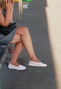 Candid girls in public showing nice legs and feet