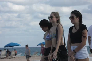 Deerfield Beach girls in bikinis