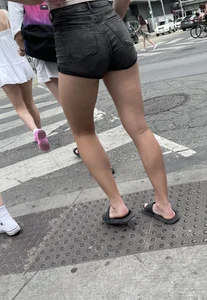 Hot teen ass and legs in short shorts