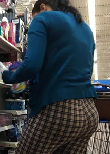 Nice big round booty in tight patterned leggings
