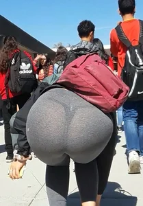 Street VPL of a candid teen in leggings bending over