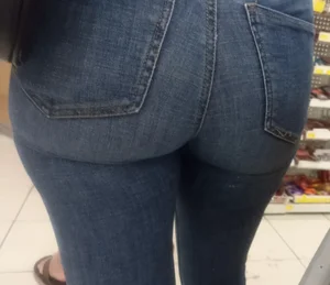 Amazing girl bubble butt in tights jeans