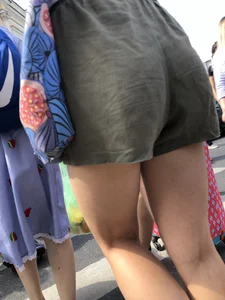 Hot Girl In Shorts Street Crosswalk Creepshots Gallery - Closeups of Her Gorgeous Legs