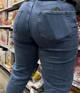 Tight Bubble Ass in Jeans Mami