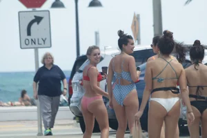 Deerfield Beach girls in bikinis