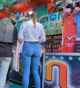 FunFair S1 : ass in jean