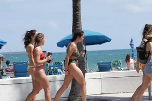 Deerfield Beach girls in bikinis