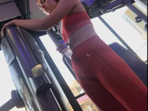Bulge in red LUPO leggings