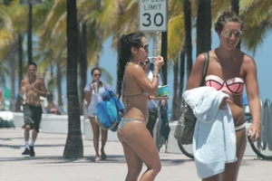 Another gallery of sexy Deerfield Beach girls in bikinis