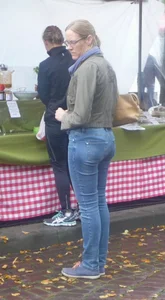 Candid milfs wearing tight jeans on the street creepshots