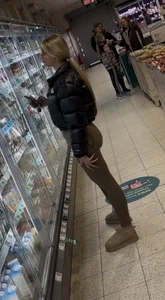 Long leg and ass German blondie in legging at supermarkt