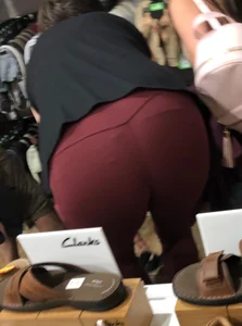 MILF in red leggings bends for the camera