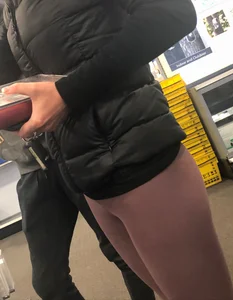 Skinny lady at Best Buy in tight leggings