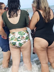 Latina ass in black on beach with family