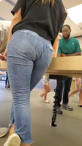 Apple store girl in tight jeans with a nice booty