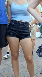 Hot street closeups of candid girls wearing shorts