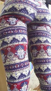 Hot ass candid babe with a delicious booty in patterned leggings