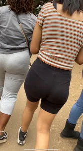 Sexy bubble butt in legging capri