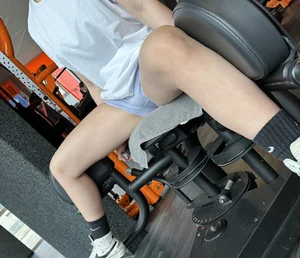Nice legs in gym spread wide open