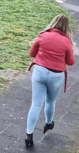 Teen ass in Jeans