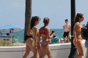 Deerfield Beach girls in bikinis