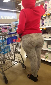 Ebony babe with a big booty in grey leggings