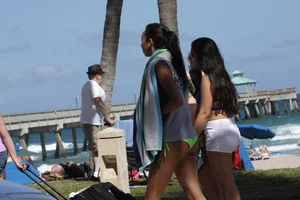 Even more hot and sexy bikini babes in Florida