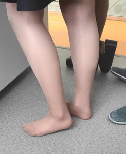 Teen Girl's Feet in Pantyhose And Sneakers Creepshots Gallery