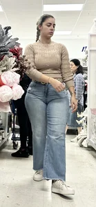 Latina baddie nice phattie in jeans‼️