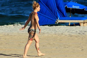 Sexy candid beach and bikini girls