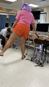 Chubby candid college girl in shorts and slippers class creepshots, purple hair