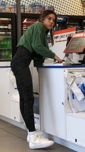 Slim gal in camp leggings