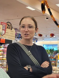 Cute milf at grocery store (face shots)