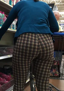 Nice big round booty in tight patterned leggings