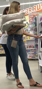 Tight jeans on a thicc chick