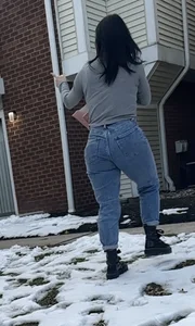 Latina in jeans