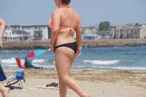Thick and sexy bikini babe in black and peach bikini outfit