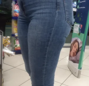 Amazing girl bubble butt in tights jeans