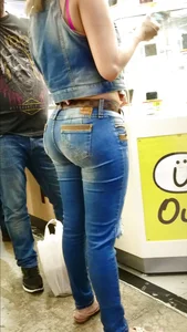 Hot ass in tight jeans, milf creepshot