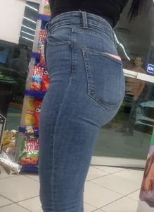 Amazing girl bubble butt in tights jeans