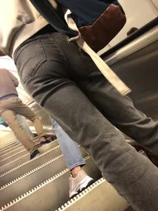 Nice Candid Ass in Grey Jeans on a Subway Escalator Closeups