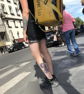 Amazing cute candid food delivery girl with lots of tattoos crossing the street