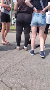 Massive ass girl in leggings